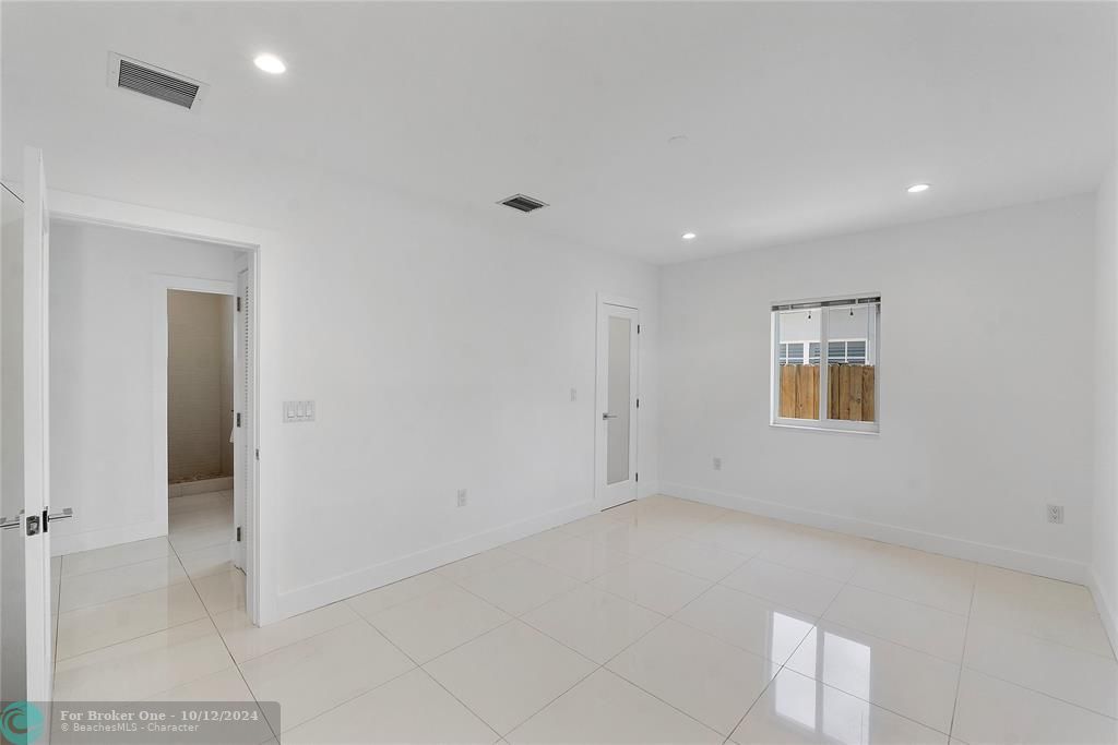 Vendido Recientemente: $1,399,999 (4 camas, 3 baños, 2540 Pies cuadrados)