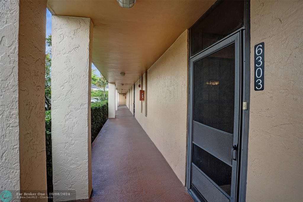 Active With Contract: $194,900 (2 beds, 2 baths, 1090 Square Feet)