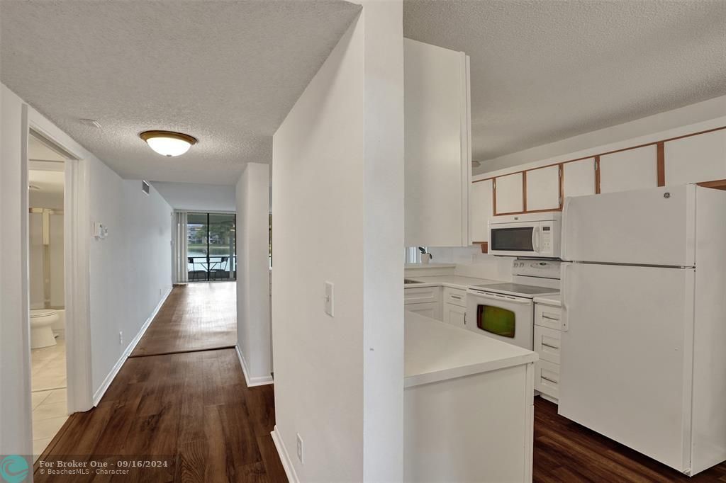 Active With Contract: $194,900 (2 beds, 2 baths, 1090 Square Feet)