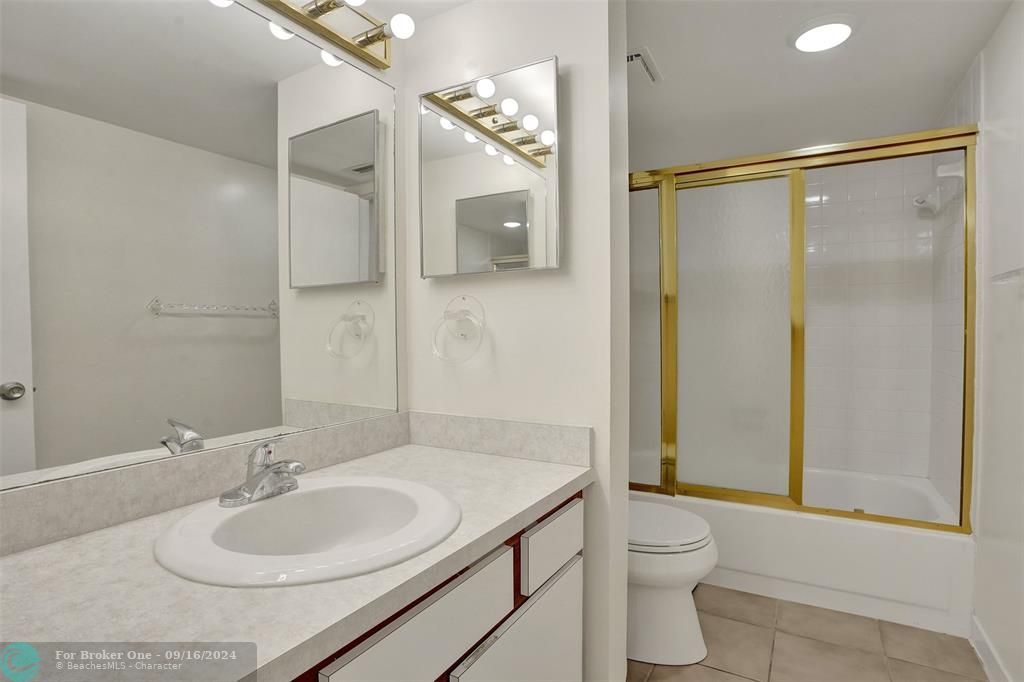 Activo con contrato: $194,900 (2 camas, 2 baños, 1090 Pies cuadrados)