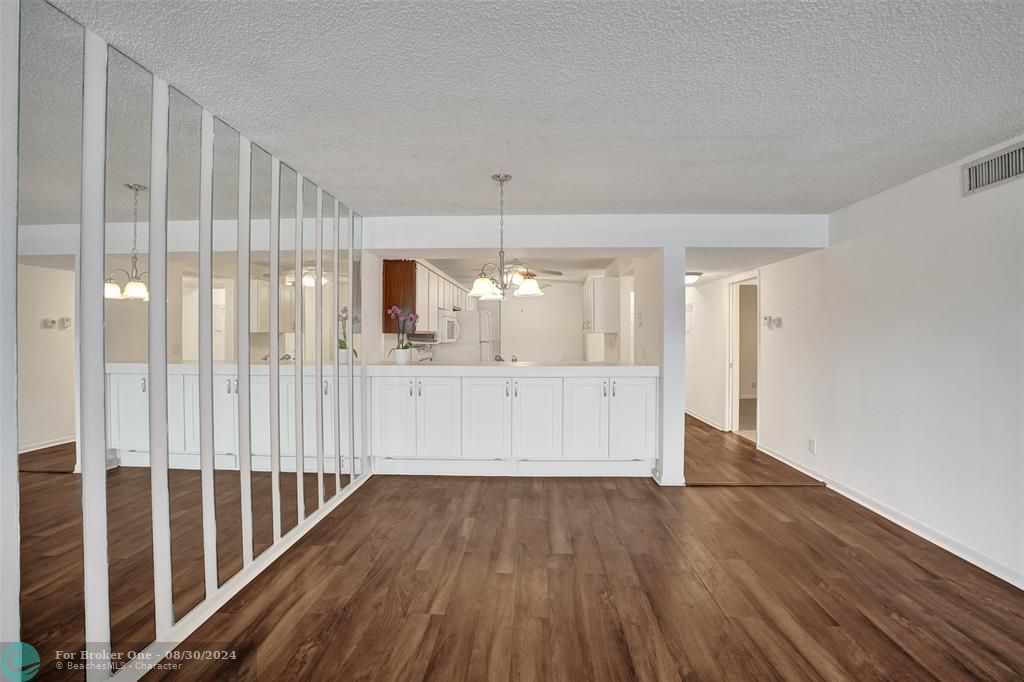 Active With Contract: $194,900 (2 beds, 2 baths, 1090 Square Feet)