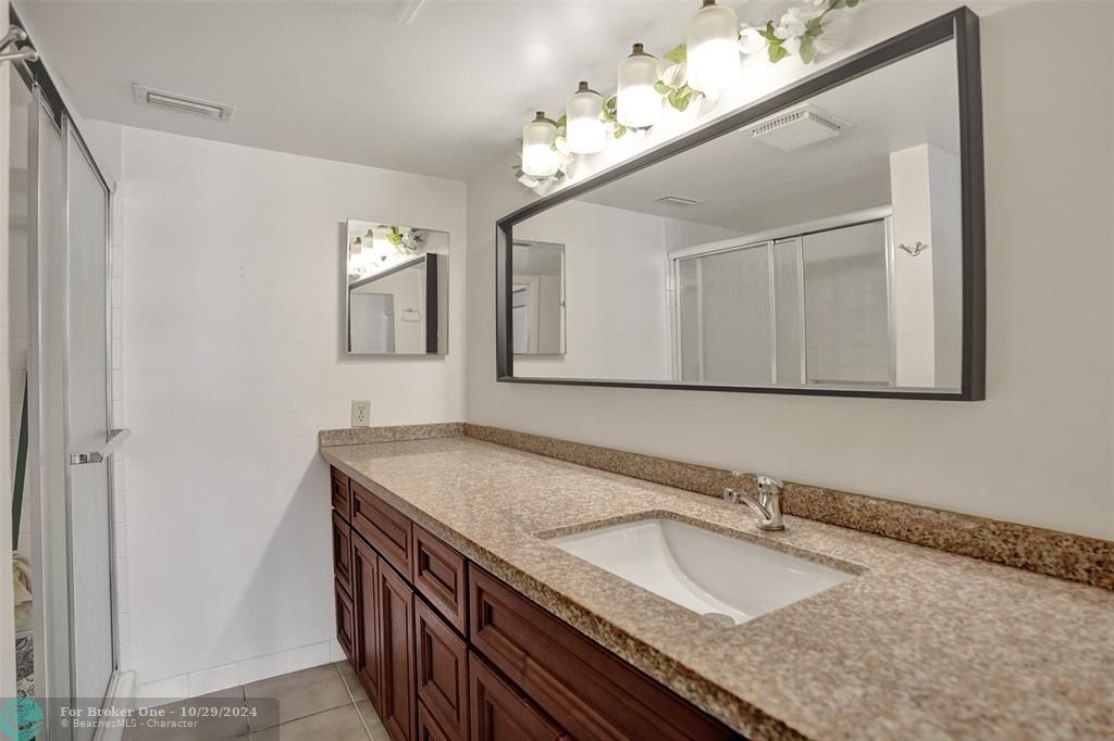 Active With Contract: $194,900 (2 beds, 2 baths, 1090 Square Feet)