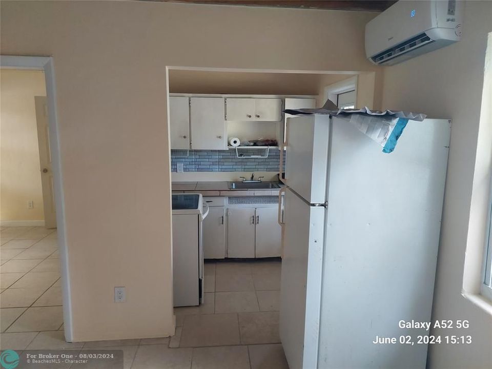 Active With Contract: $1,300 (1 beds, 1 baths, 600 Square Feet)
