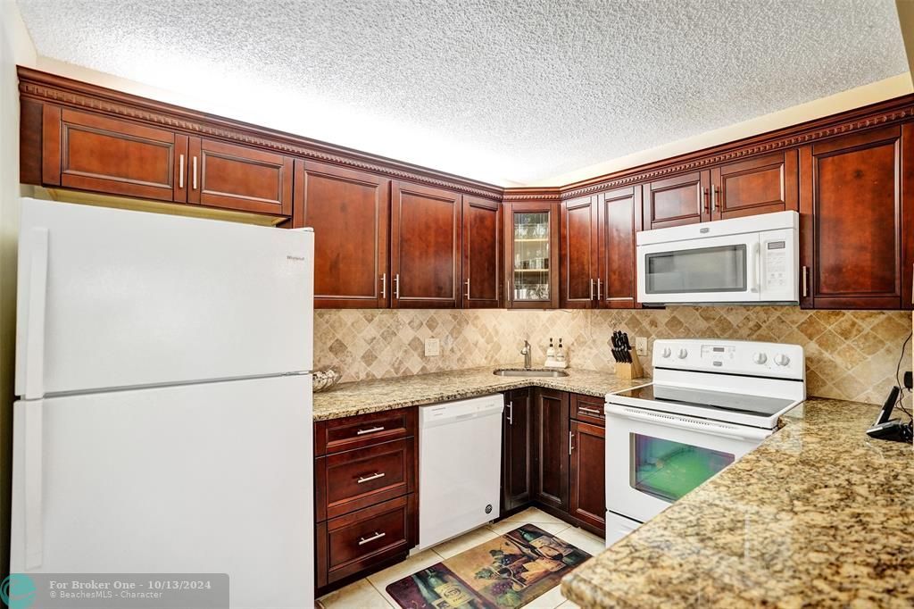 For Sale: $189,500 (2 beds, 1 baths, 935 Square Feet)