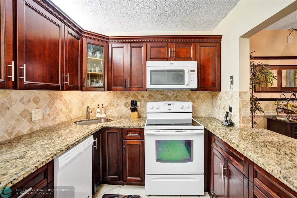 For Sale: $189,500 (2 beds, 1 baths, 935 Square Feet)