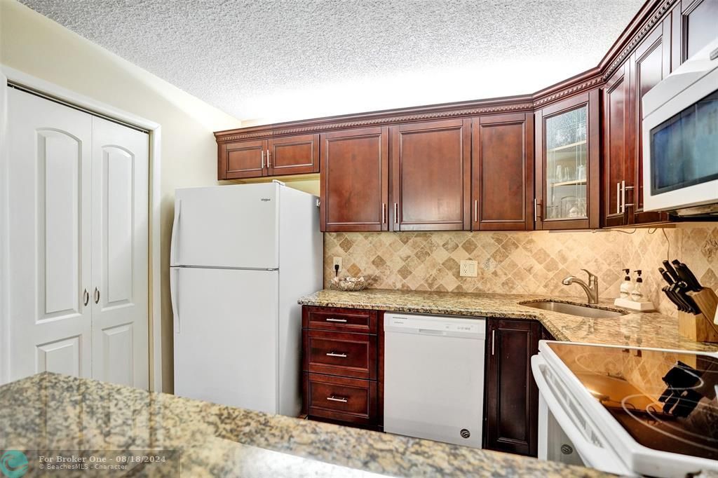 For Sale: $189,500 (2 beds, 1 baths, 935 Square Feet)