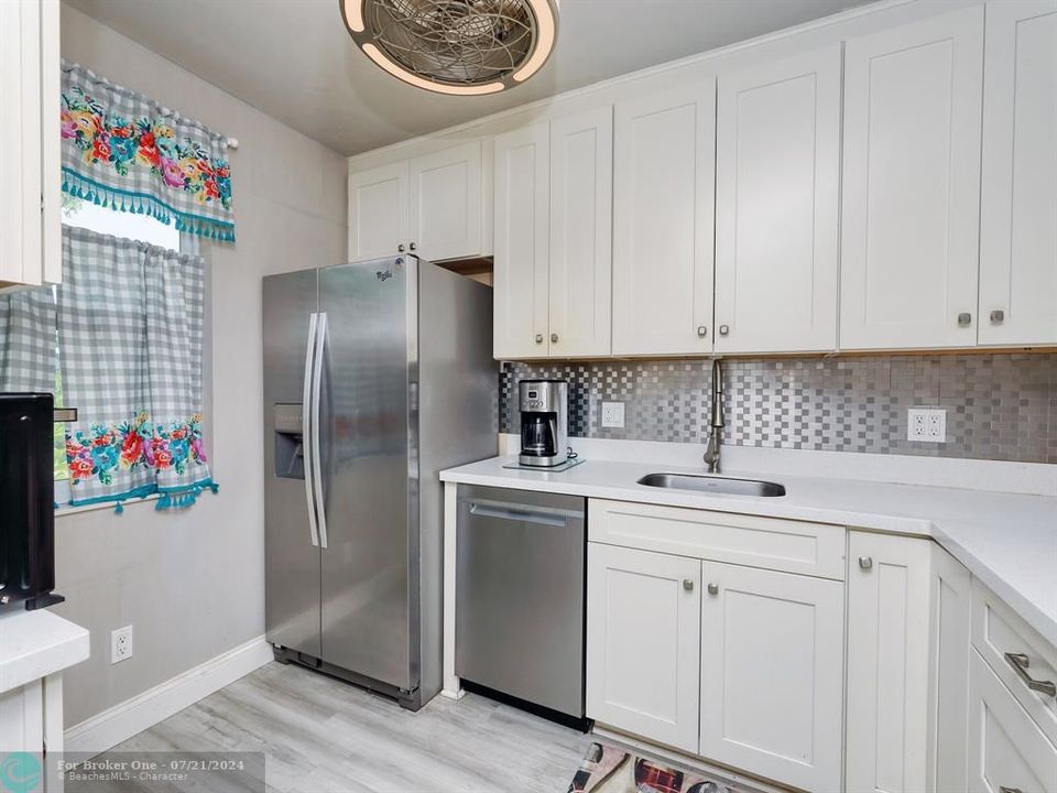 For Sale: $159,500 (1 beds, 1 baths, 721 Square Feet)