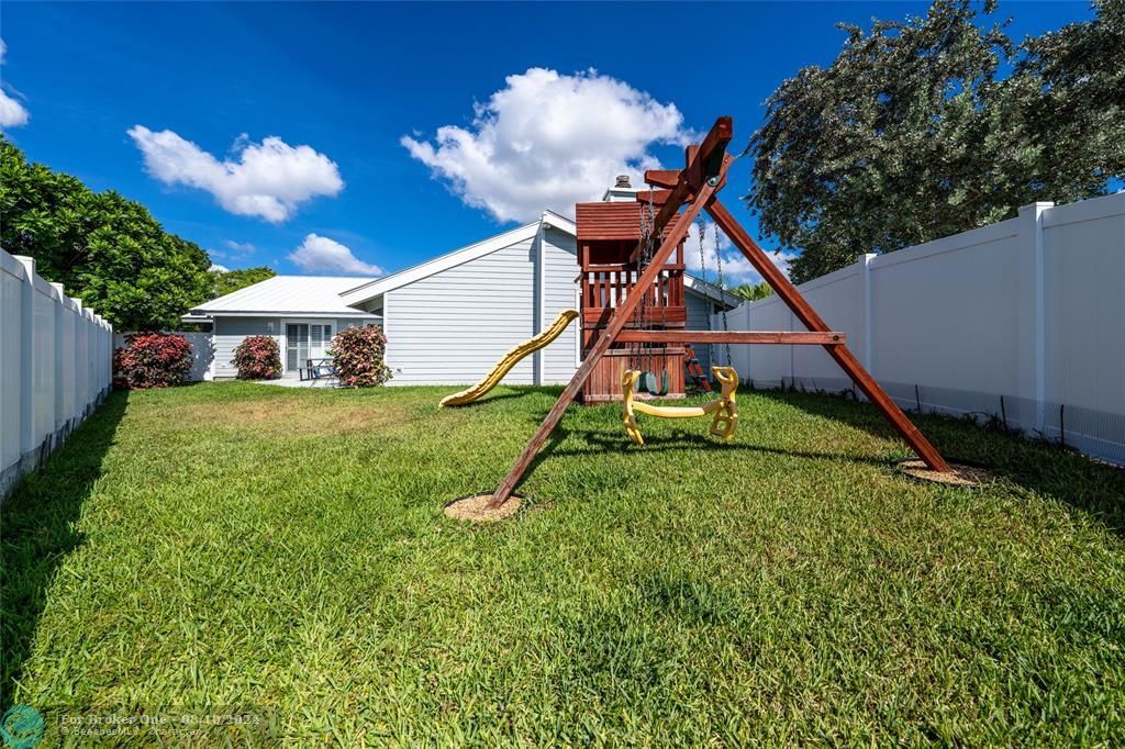 Active With Contract: $799,900 (3 beds, 2 baths, 1889 Square Feet)