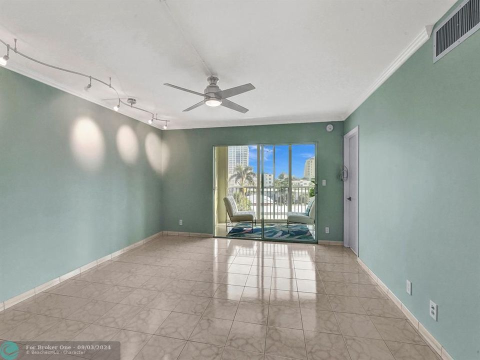 Active With Contract: $2,750 (2 beds, 2 baths, 1266 Square Feet)