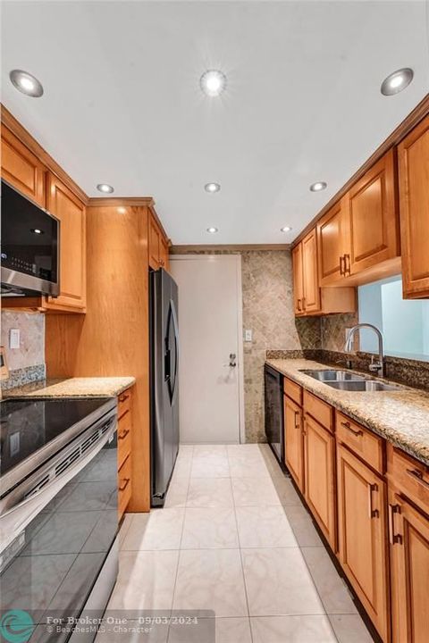 Active With Contract: $2,750 (2 beds, 2 baths, 1266 Square Feet)