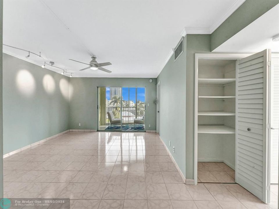 Active With Contract: $2,750 (2 beds, 2 baths, 1266 Square Feet)