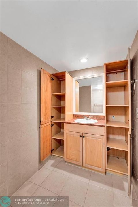 Active With Contract: $2,750 (2 beds, 2 baths, 1266 Square Feet)