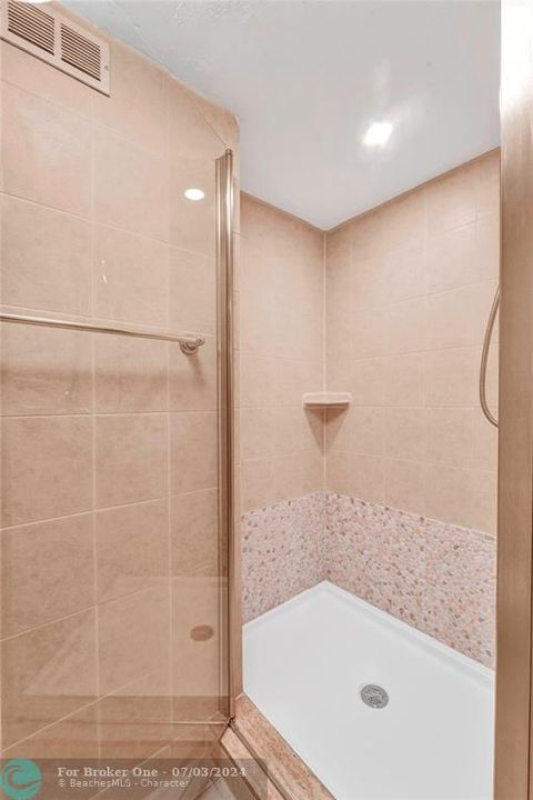 合同活跃: $2,750 (2 贝兹, 2 浴室, 1266 平方英尺)
