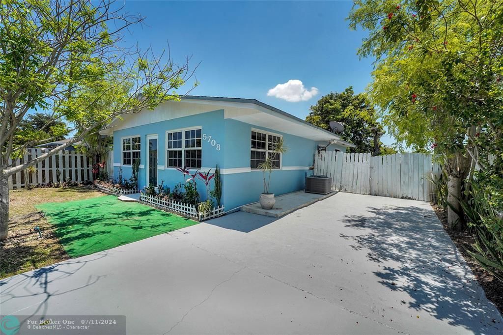 Active With Contract: $394,000 (3 beds, 1 baths, 1008 Square Feet)