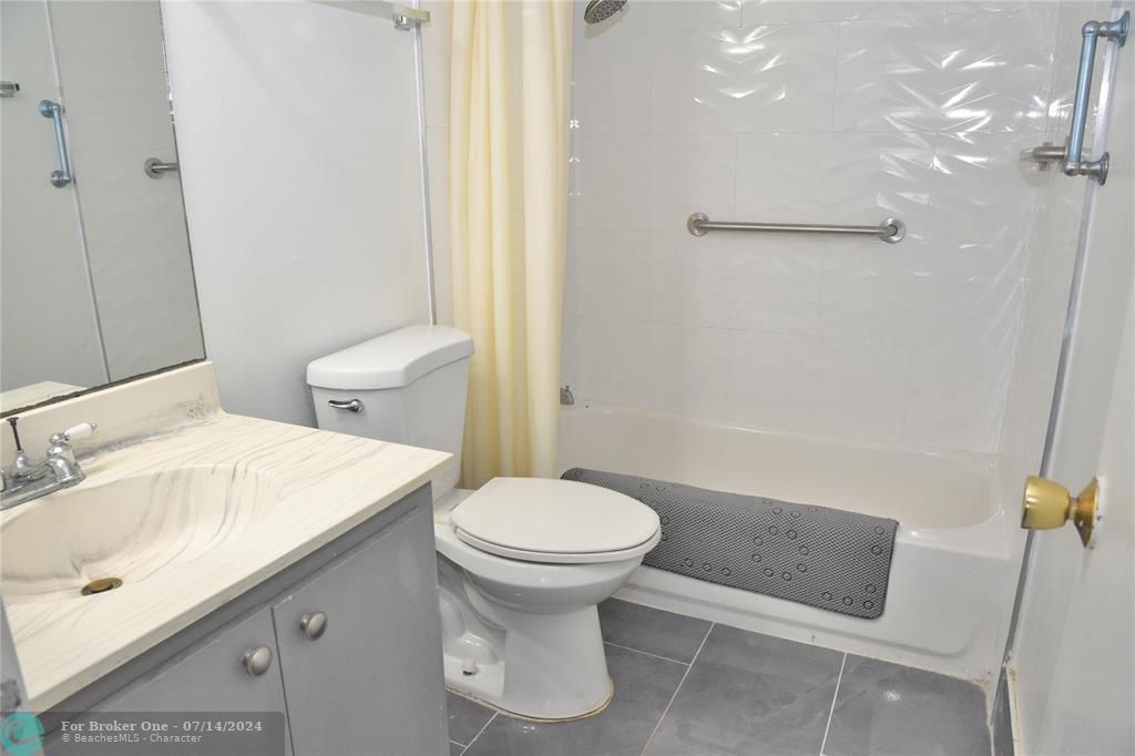 Active With Contract: $1,450 (1 beds, 1 baths, 760 Square Feet)