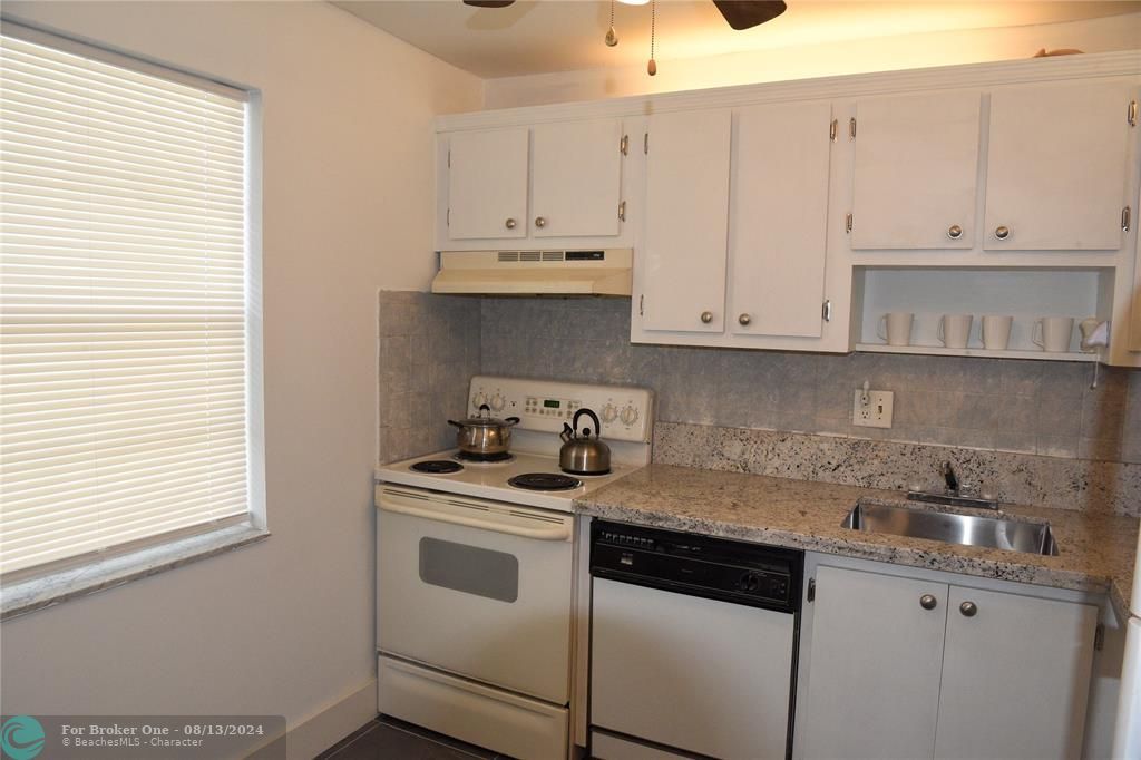 Active With Contract: $1,450 (1 beds, 1 baths, 760 Square Feet)