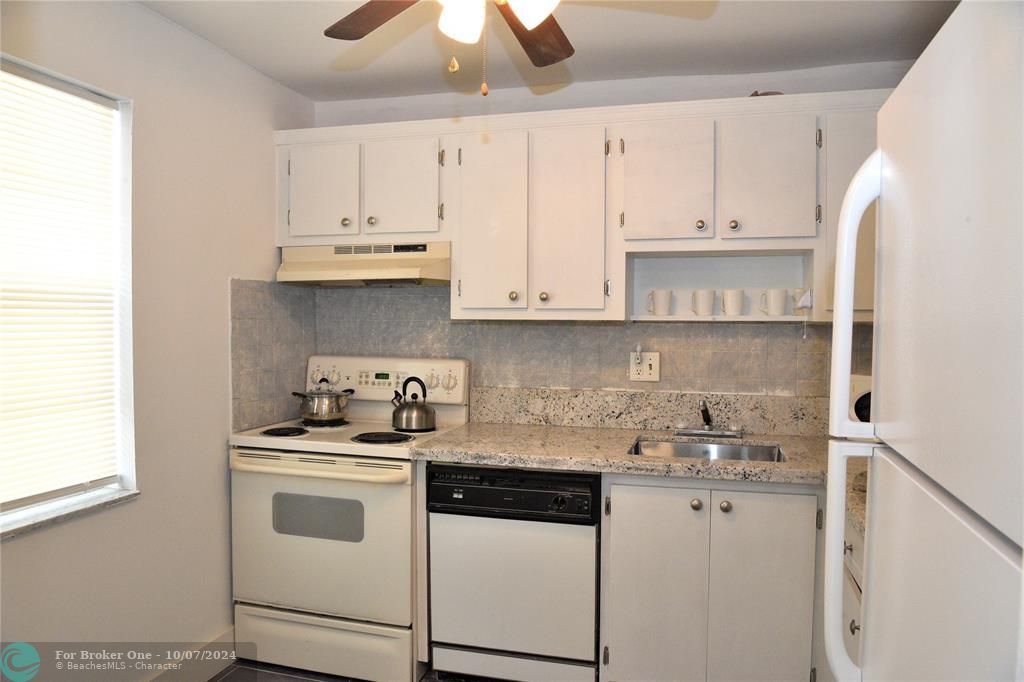 Active With Contract: $1,450 (1 beds, 1 baths, 760 Square Feet)