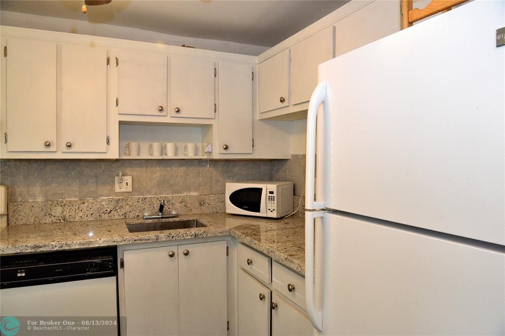 Active With Contract: $1,450 (1 beds, 1 baths, 760 Square Feet)