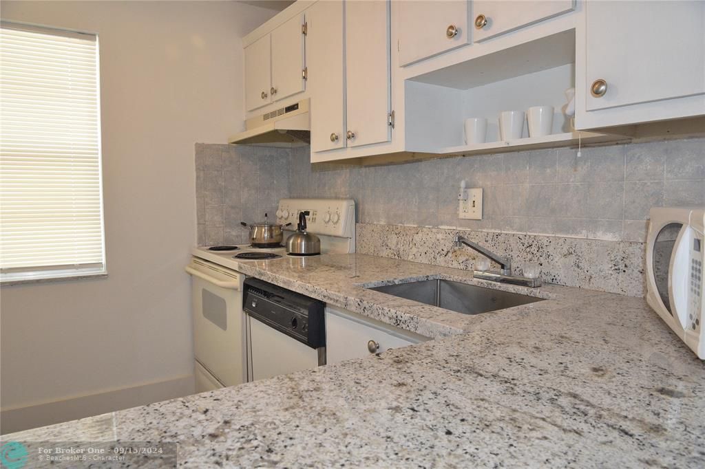 Active With Contract: $1,450 (1 beds, 1 baths, 760 Square Feet)