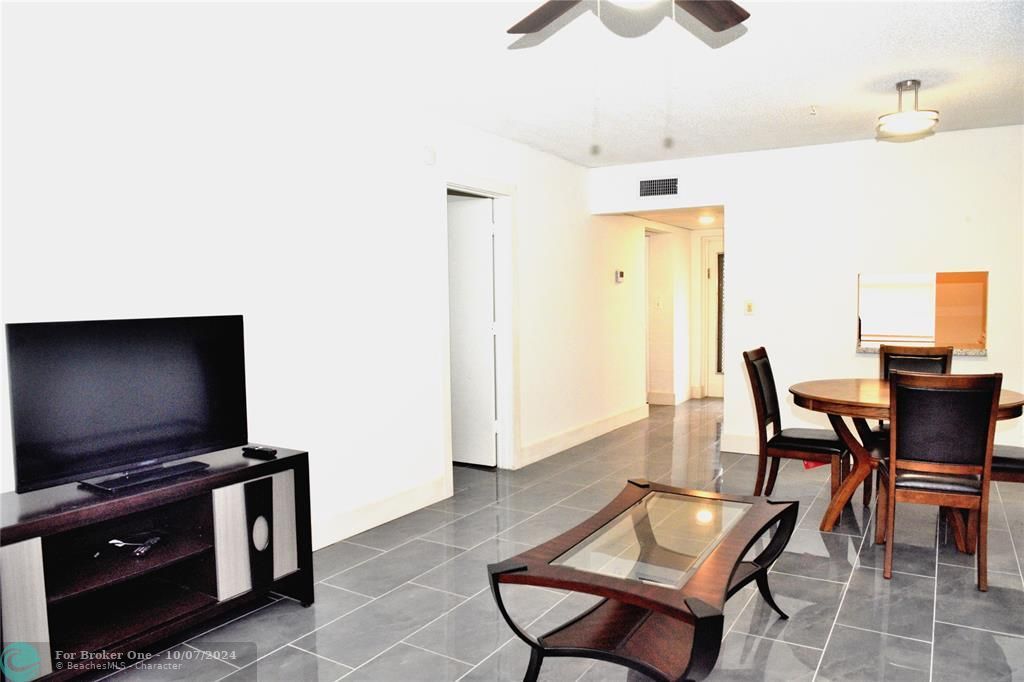 Active With Contract: $1,450 (1 beds, 1 baths, 760 Square Feet)