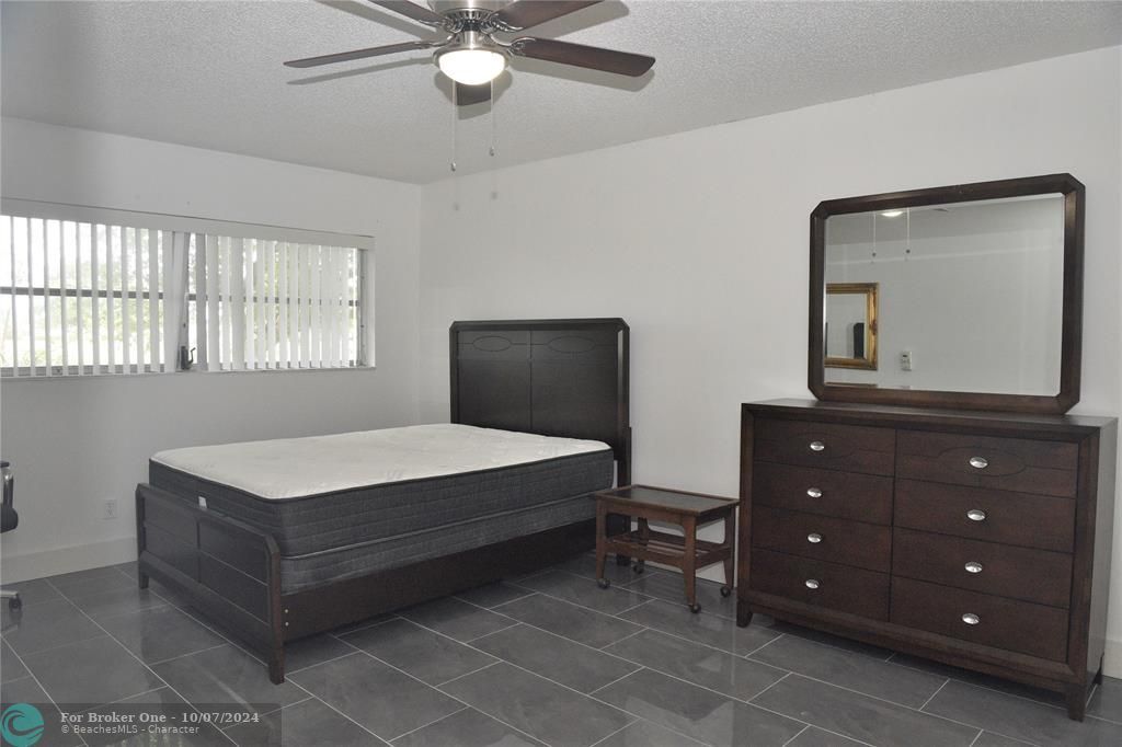 Active With Contract: $1,450 (1 beds, 1 baths, 760 Square Feet)