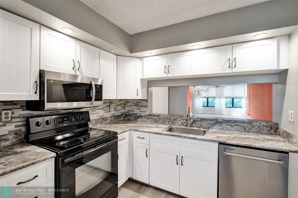 For Sale: $255,000 (2 beds, 2 baths, 1300 Square Feet)