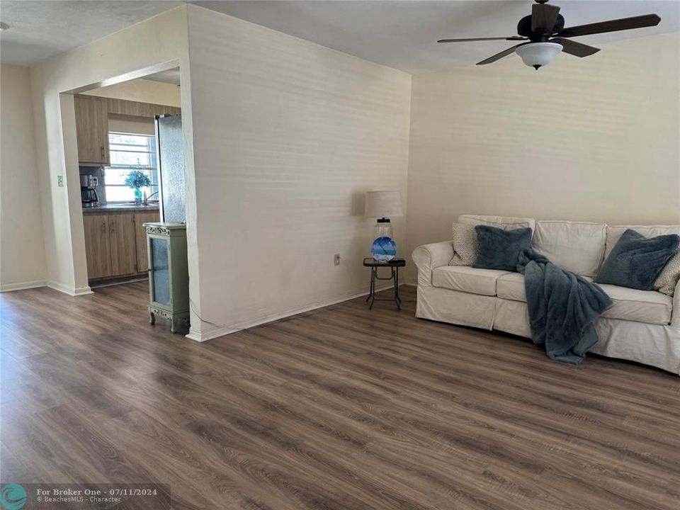 For Sale: $549,999 (2 beds, 1 baths, 1201 Square Feet)