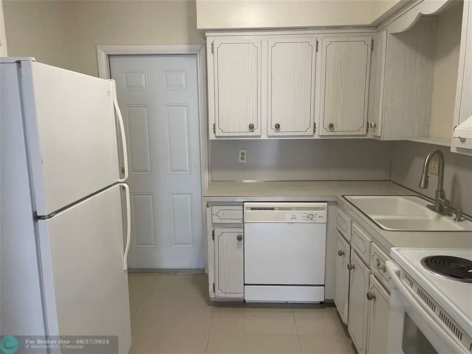 Active With Contract: $179,000 (2 beds, 1 baths, 680 Square Feet)