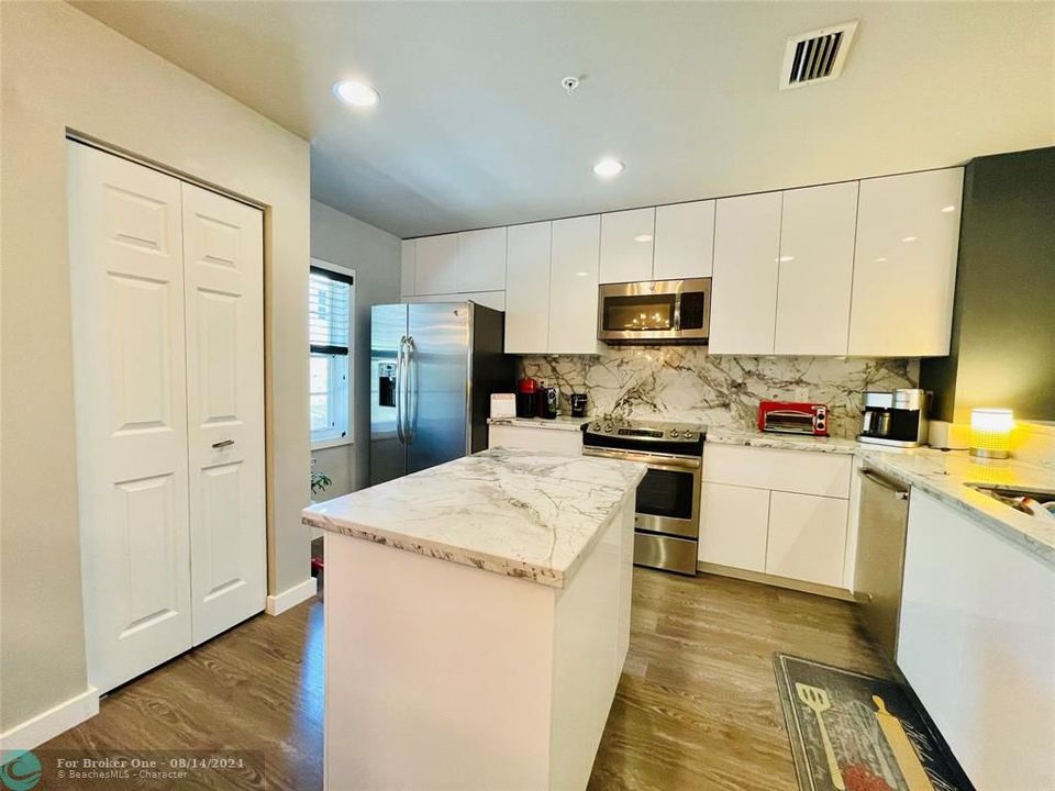 Active With Contract: $3,400 (3 beds, 2 baths, 1988 Square Feet)