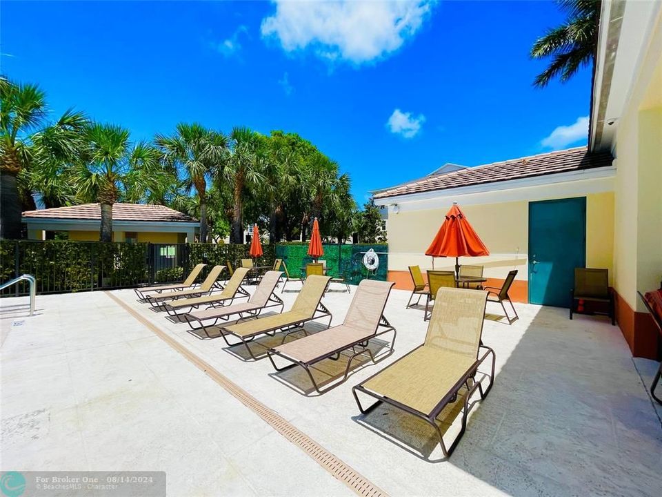 Active With Contract: $3,400 (3 beds, 2 baths, 1988 Square Feet)