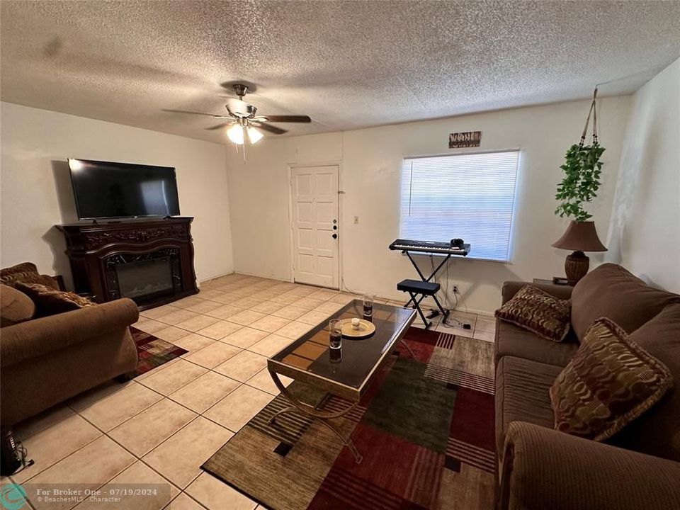 Active With Contract: $134,900 (1 beds, 1 baths, 524 Square Feet)
