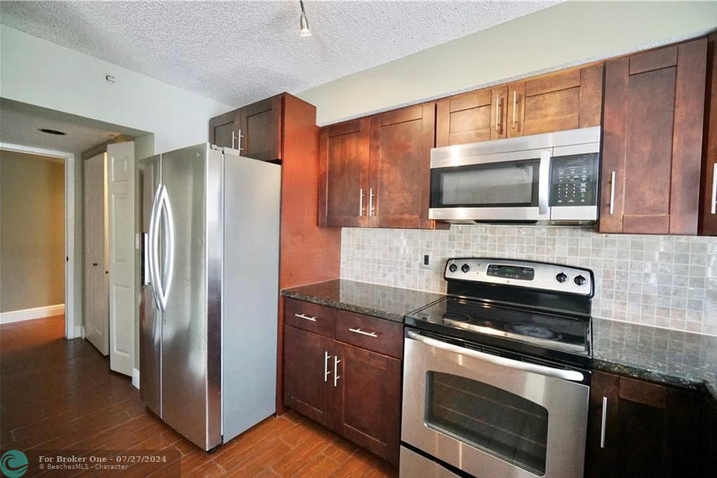 Recently Sold: $310,000 (2 beds, 2 baths, 1316 Square Feet)