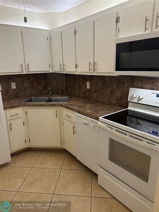 For Sale: $155,900 (1 beds, 1 baths, 709 Square Feet)