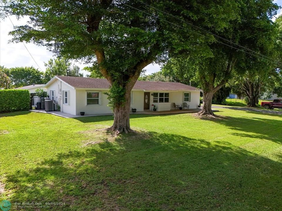 For Sale: $1,080,000 (4 beds, 2 baths, 1792 Square Feet)