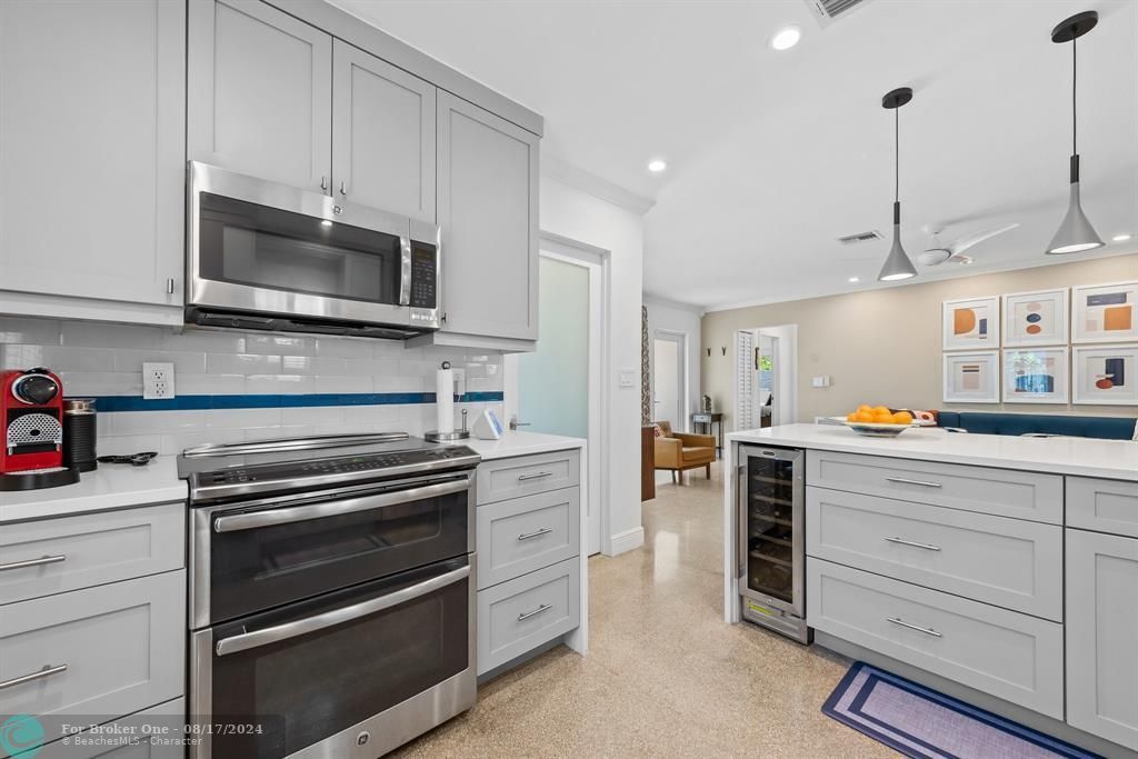 Active With Contract: $549,000 (2 beds, 1 baths, 1183 Square Feet)