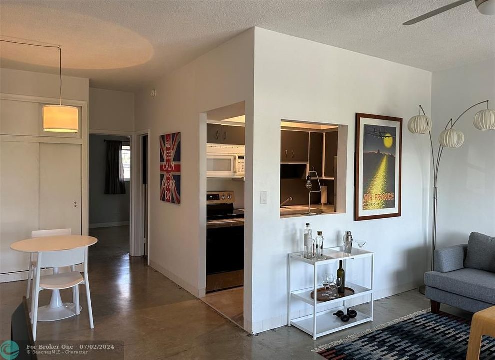 For Sale: $185,000 (1 beds, 1 baths, 568 Square Feet)