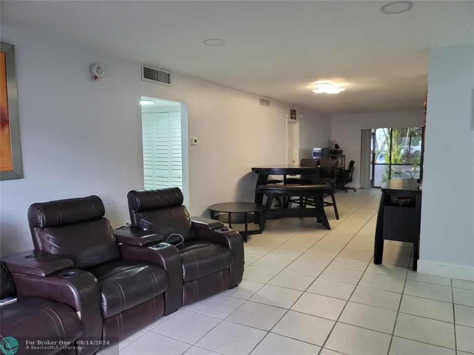 For Rent: $2,400 (2 beds, 2 baths, 1010 Square Feet)