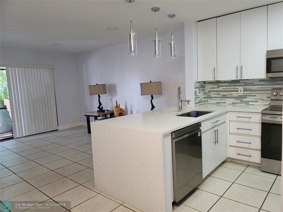 For Rent: $2,400 (2 beds, 2 baths, 1010 Square Feet)