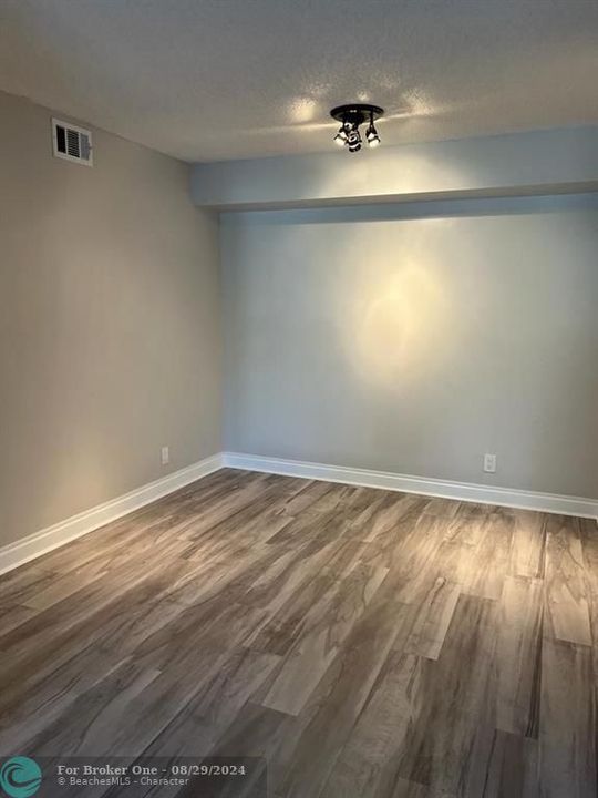 For Rent: $1,900 (2 beds, 2 baths, 1018 Square Feet)