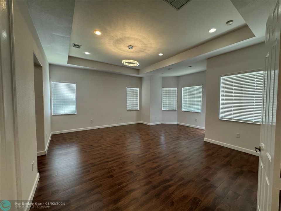 For Rent: $6,800 (5 beds, 4 baths, 4717 Square Feet)
