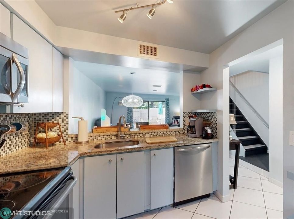 For Sale: $309,000 (2 beds, 1 baths, 978 Square Feet)