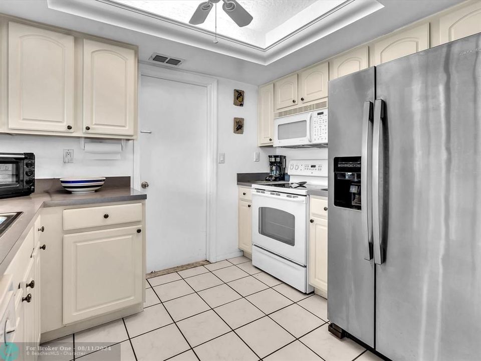 For Sale: $329,900 (2 beds, 2 baths, 1112 Square Feet)