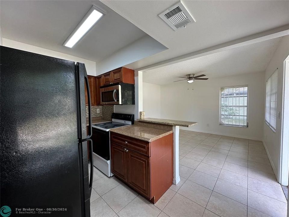 For Sale: $1,500 (1 beds, 1 baths, 580 Square Feet)