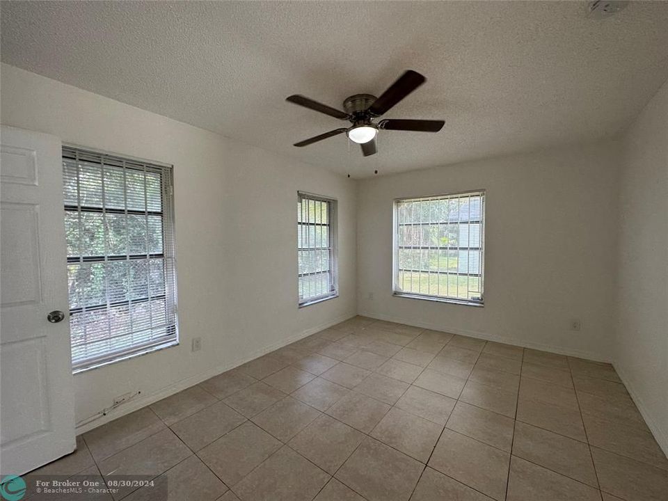 For Sale: $1,500 (1 beds, 1 baths, 580 Square Feet)