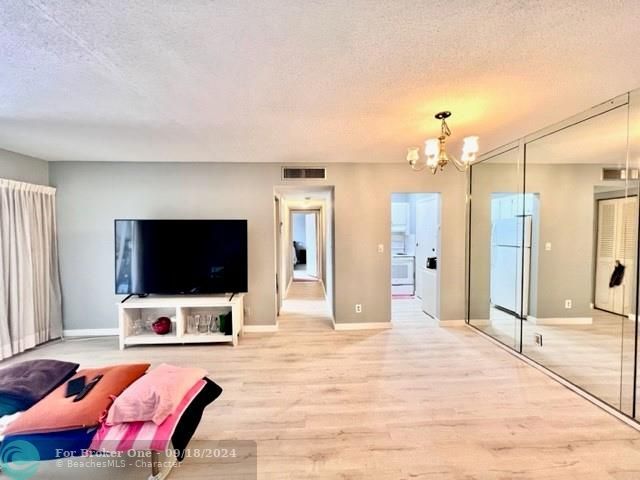 Active With Contract: $1,650 (2 beds, 1 baths, 860 Square Feet)