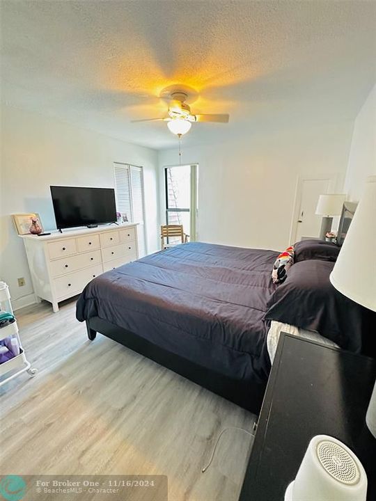 For Sale: $330,000 (2 beds, 1 baths, 816 Square Feet)