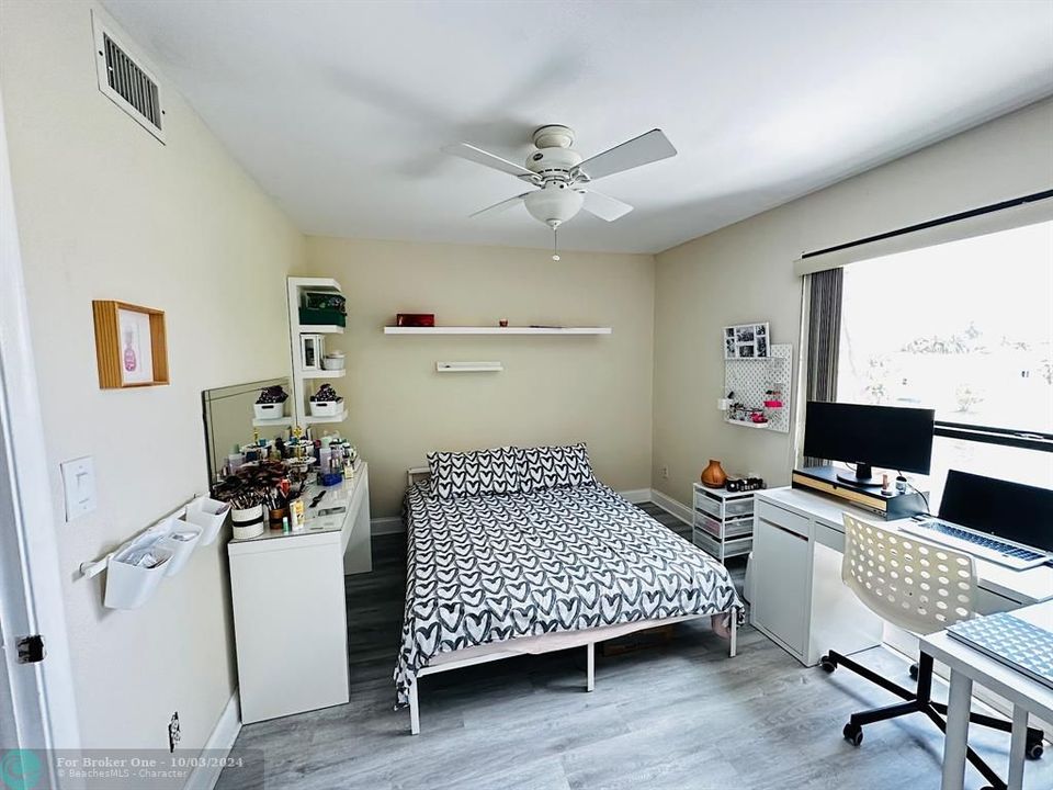 For Sale: $330,000 (2 beds, 1 baths, 816 Square Feet)