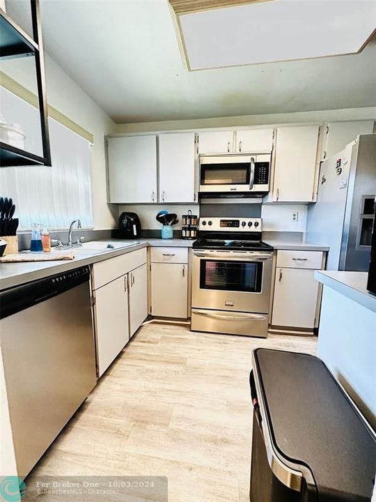 For Sale: $330,000 (2 beds, 1 baths, 816 Square Feet)