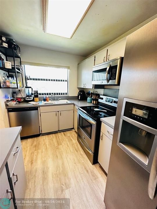 For Sale: $330,000 (2 beds, 1 baths, 816 Square Feet)