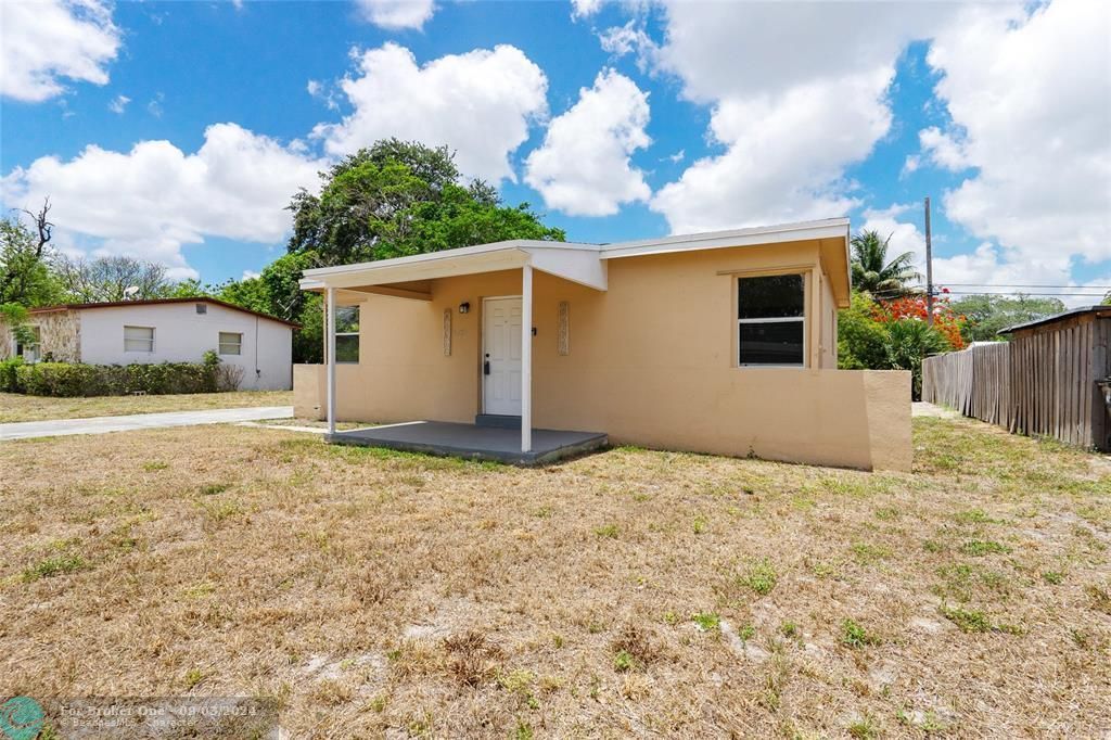 Active With Contract: $299,900 (2 beds, 1 baths, 720 Square Feet)